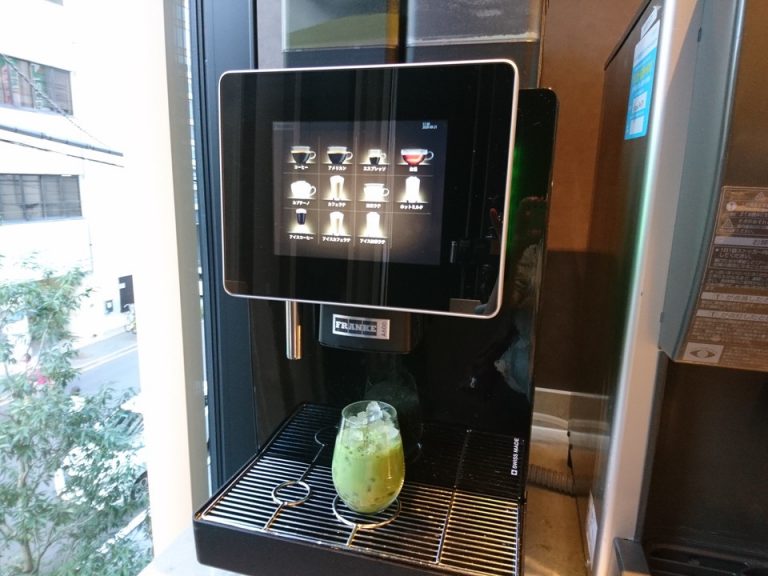 ラウンジの無料コーヒーマシン