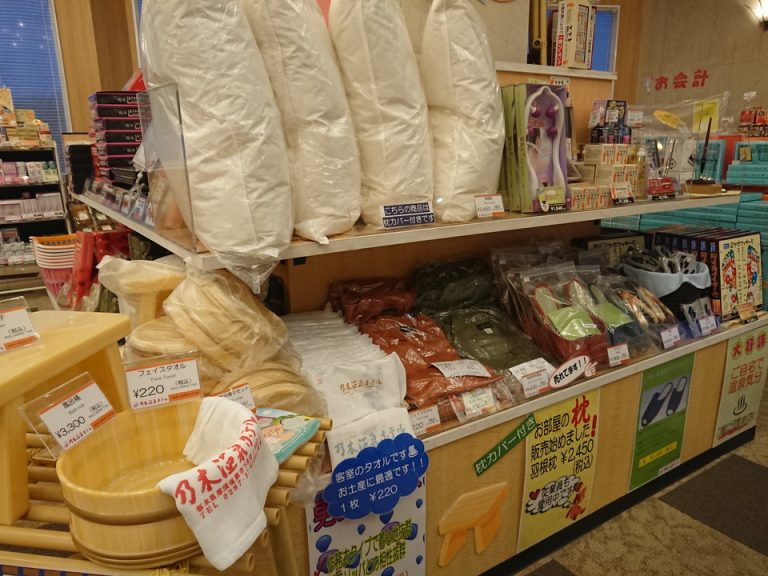 売店では客室で使われている枕やスリッパなどが売られていました