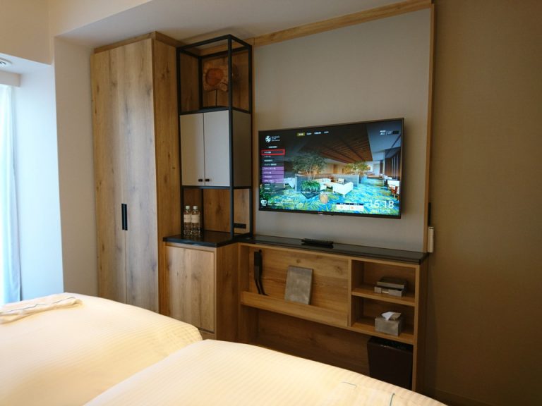 ベッド方向からTV