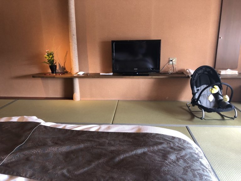 ベッド方向からTV