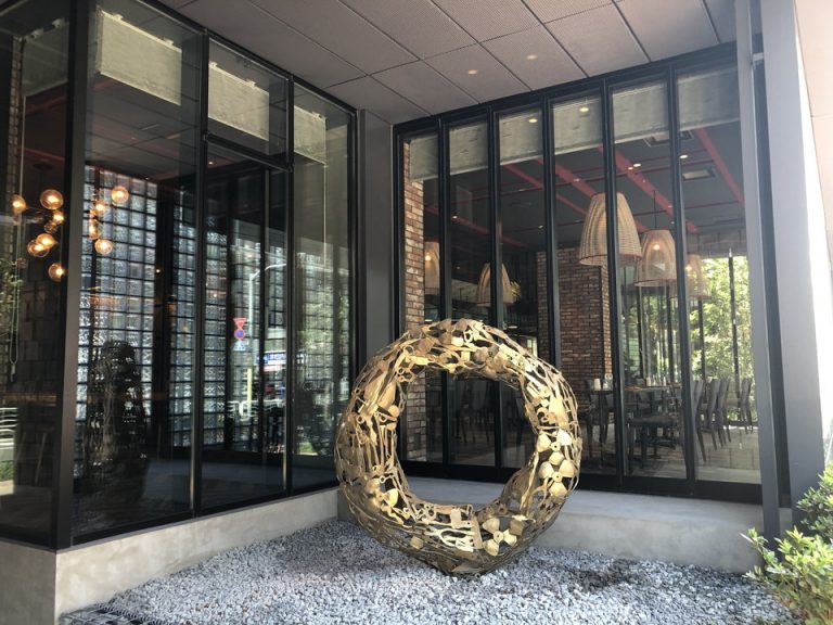 潮見駅から一番近いエントランス 付近 奥はレストラン