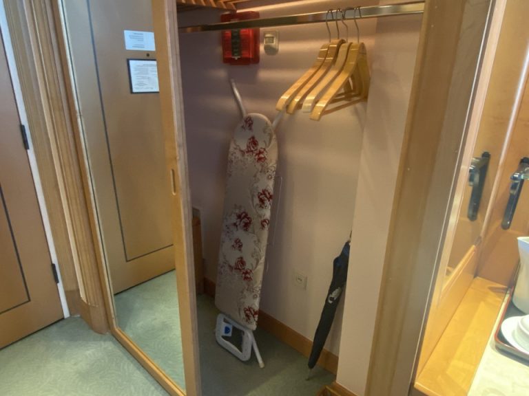 クローゼット内観①