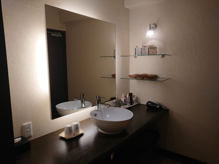 洗面台全体_靴を脱いで部屋に入ると右側に洗面・トイレがあり、すぐに手洗い・うがいができます