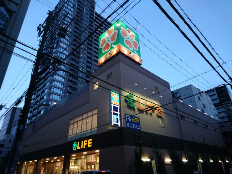 ホテル北側にライフ