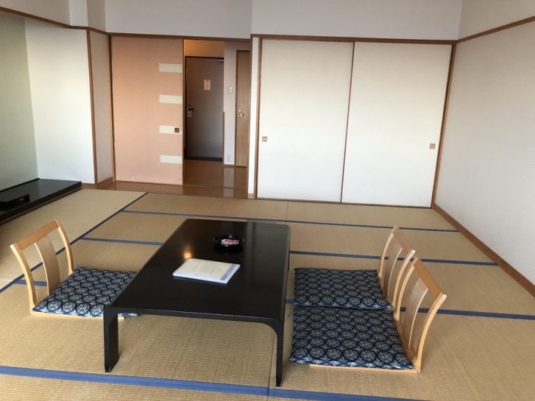 客室全体(入口方向)