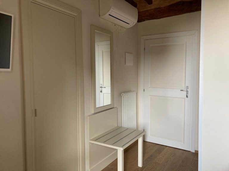 客室全体(入口方向)