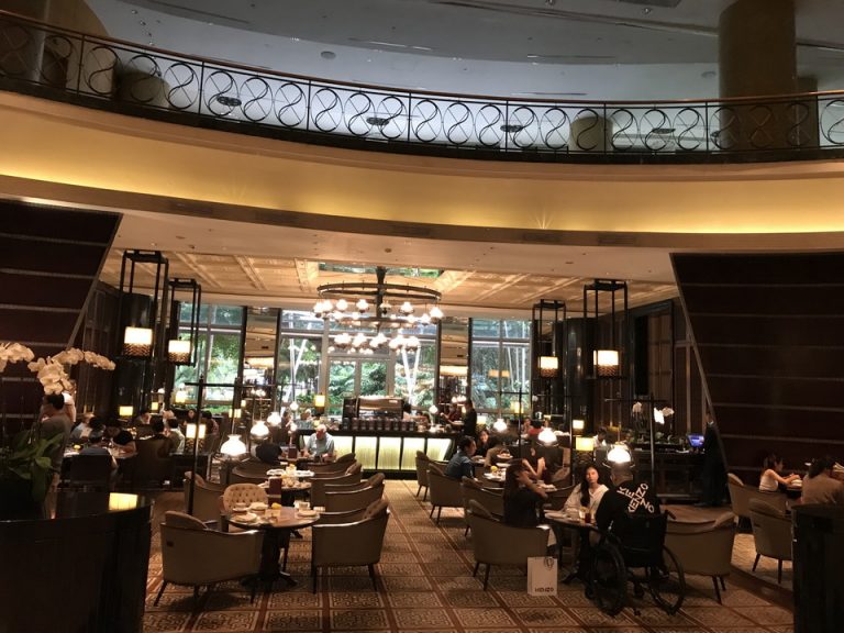Gフロアレストラン、Lounge in The Park です。夕方過ぎると欧米人のお客さんが多くなりました。お酒で楽しく仲間と話すグループが多い雰囲気です。