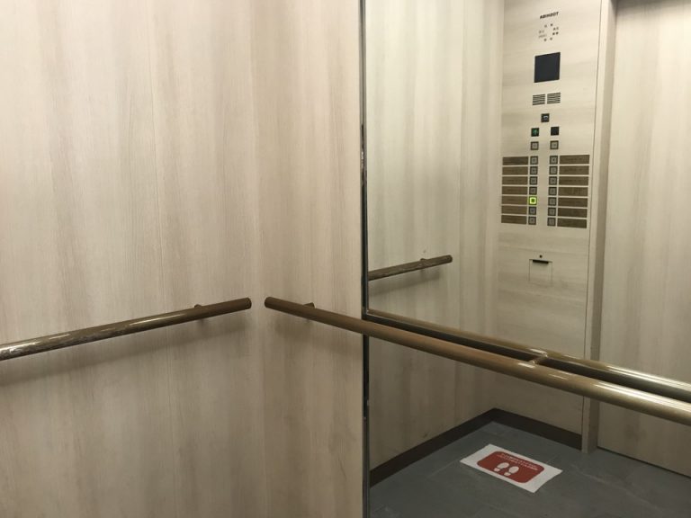 エレベーター中
