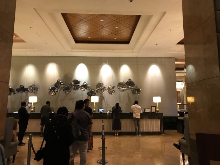 入口を入り、右手がフロントです。タブレットでお部屋の詳細や、宿泊カードへのサインを行います。