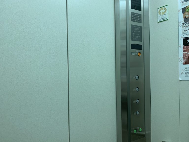 エレベーター内観1