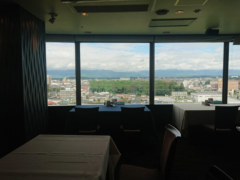 感染防止対策で対面にならないよう席の配置が工夫されていました