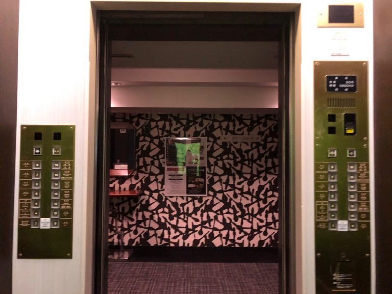 エレベーター内から外