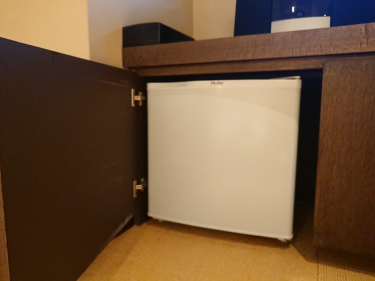 冷蔵庫_テレビ下の収納内に設置されています
