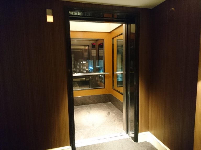 エレベーター内観