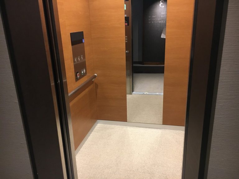 エレベーター内観