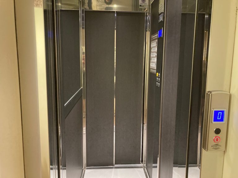 エレベーター内観