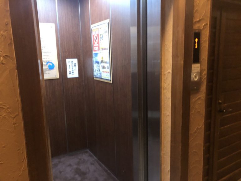 エレベーター内観