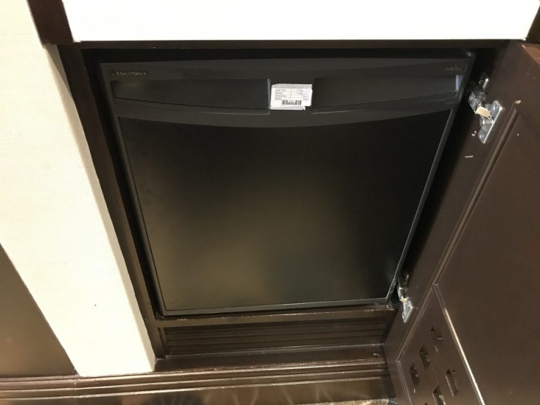 冷蔵庫の閉じた状態です。冷蔵のみで、冷凍スペースはありません。
