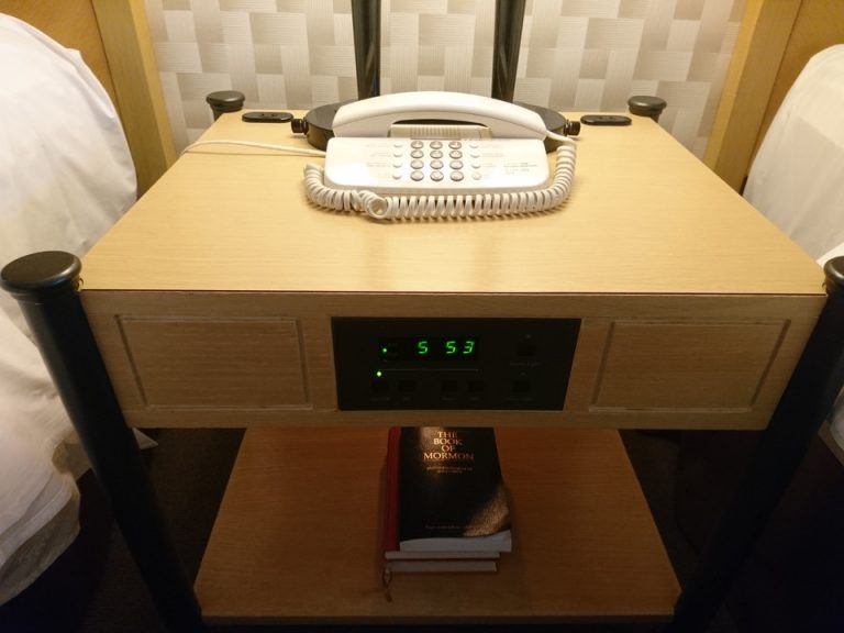 ベッドサイドテーブル