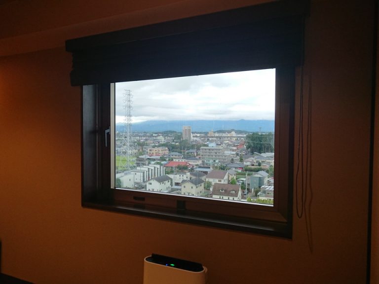 腰窓のため和室でくつろいでいるときは外の景色はあまり見えません