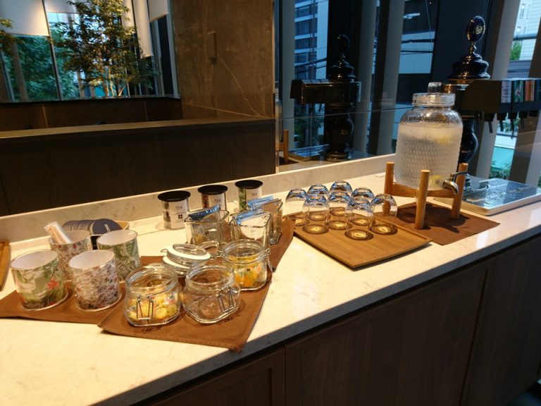 ラウンジの無料スナック、ドリンク