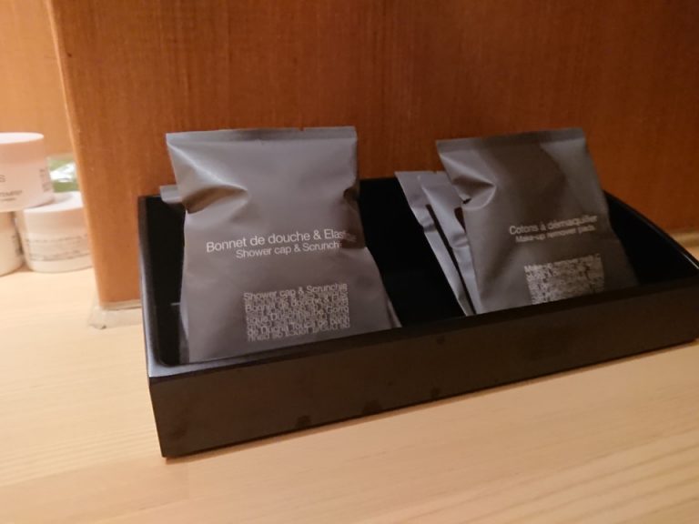 アメニティ_シャワーキャップとコットン