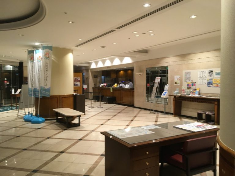 ロビーからフロントを望む