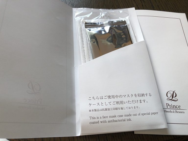 使い捨てマスクと 除菌ウエットシート