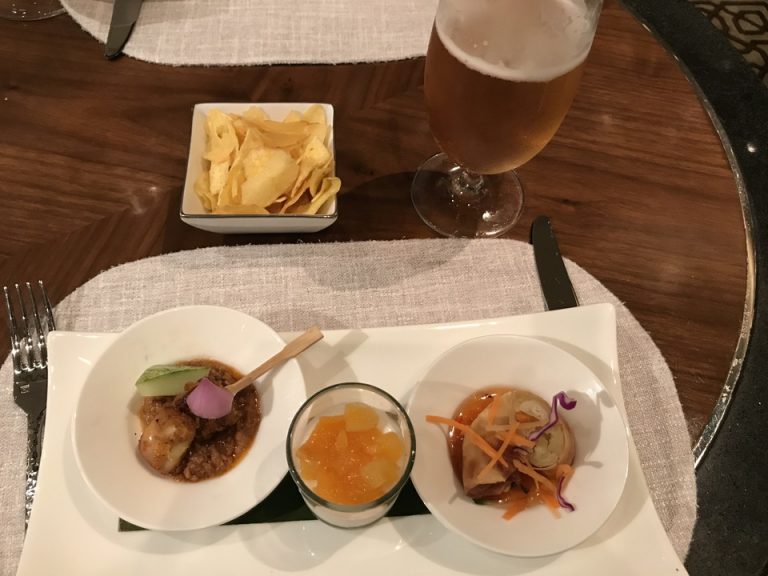 イブニングカクテルとスナックです。マレー風のさサテと春巻き、パンナコッタとチップスです。そしてビール。