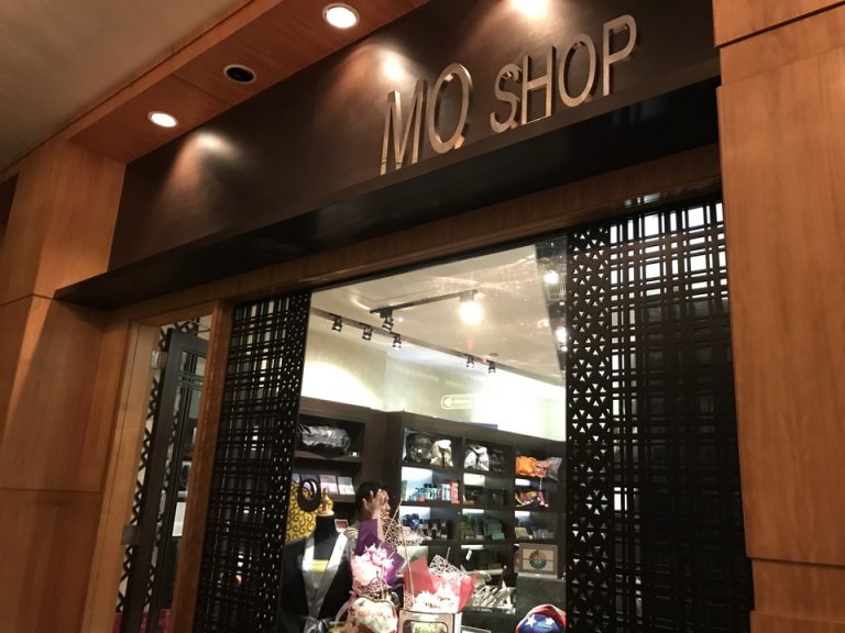 Gフロアにあるギフトショップ、MO SHOPです。マレーシアのお土産の他、新聞や文具、頭痛薬など基本的な薬、ポケットティッシュなどを購入することができます。
