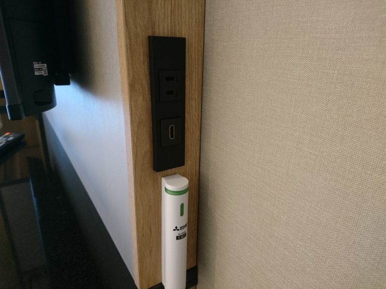 TV横のコンセント、非常灯