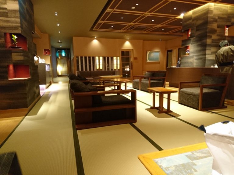 湯上り処全体(向かいにウォームラウンジ)