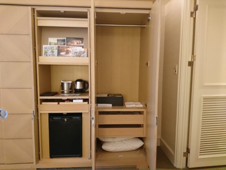 右のクローゼット(開けた状態)