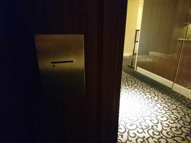 客室階セキュリティゲートのカードキー挿しこみ