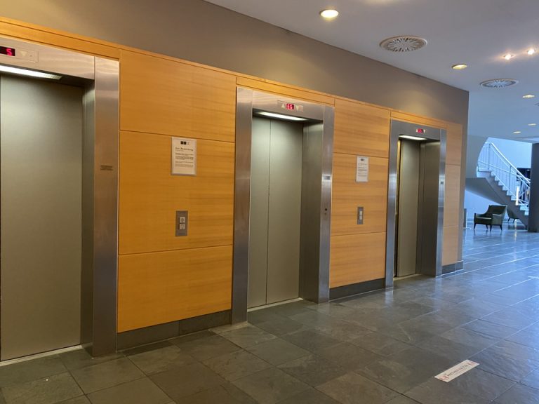 エレベーターホールフロント階1