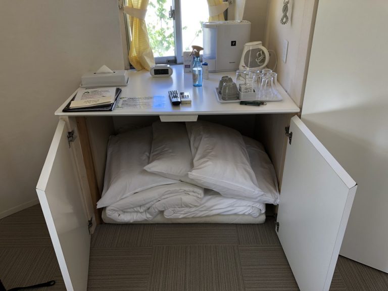 収納 布団や枕が入っています(6)