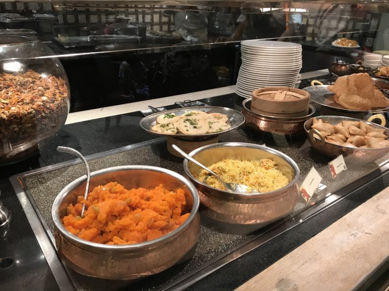 マレーシア国民は中華系、マレー系、インド系で構成されています。こちらはインドコーナーで、カレーやビリヤニなどです。