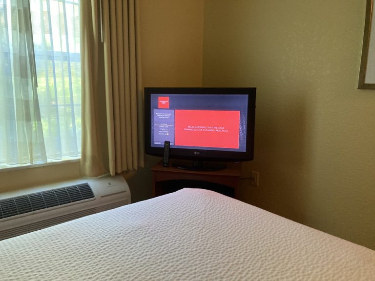 ベッドから見たテレビ2