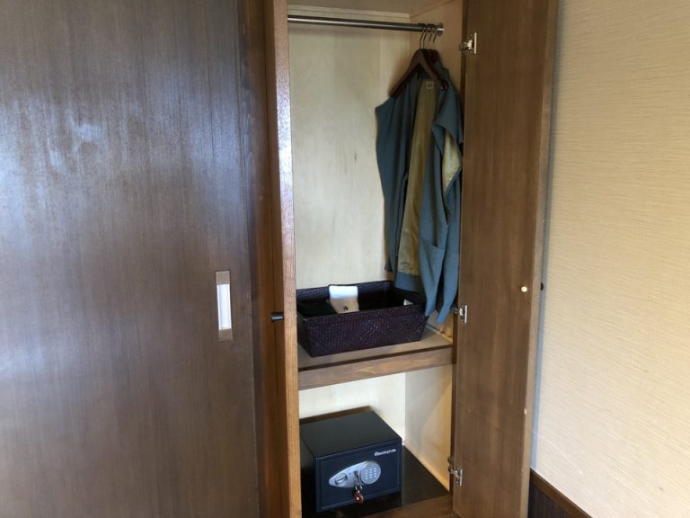 クローゼット外観(開けた状態)