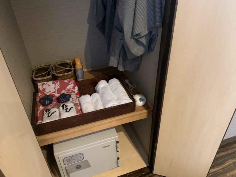 クローゼット外観(開けた状態)