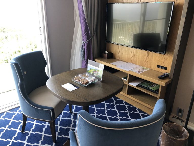 テーブルとソファ