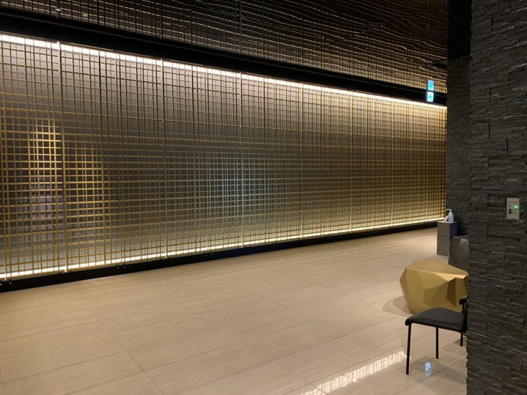 エントランス内 金格子