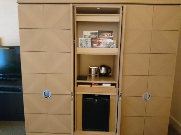 真ん中にカフェコーナー