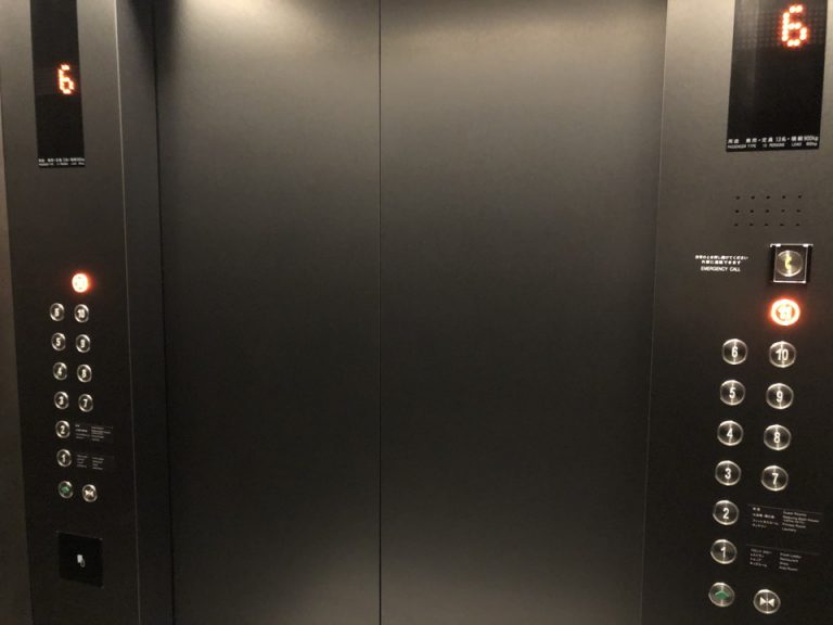 エレベーター 内観