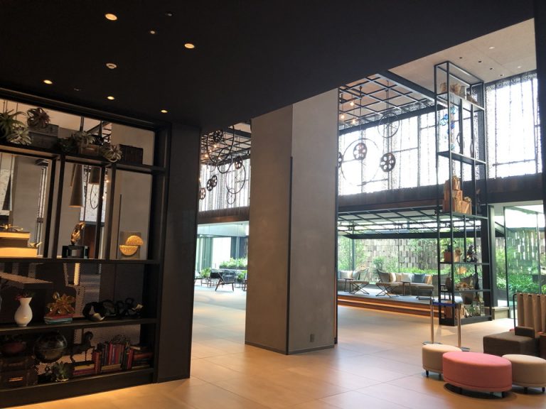 フロント・ロビー(3)