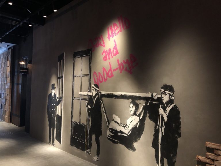 潮見駅から一番近いエントランスから入ってフロント・ロビーに向かう途中の壁画 コンビニ入り口もある