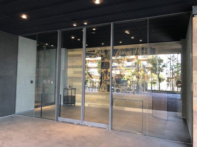 キッズルーム方向のエントランス 駐車場側