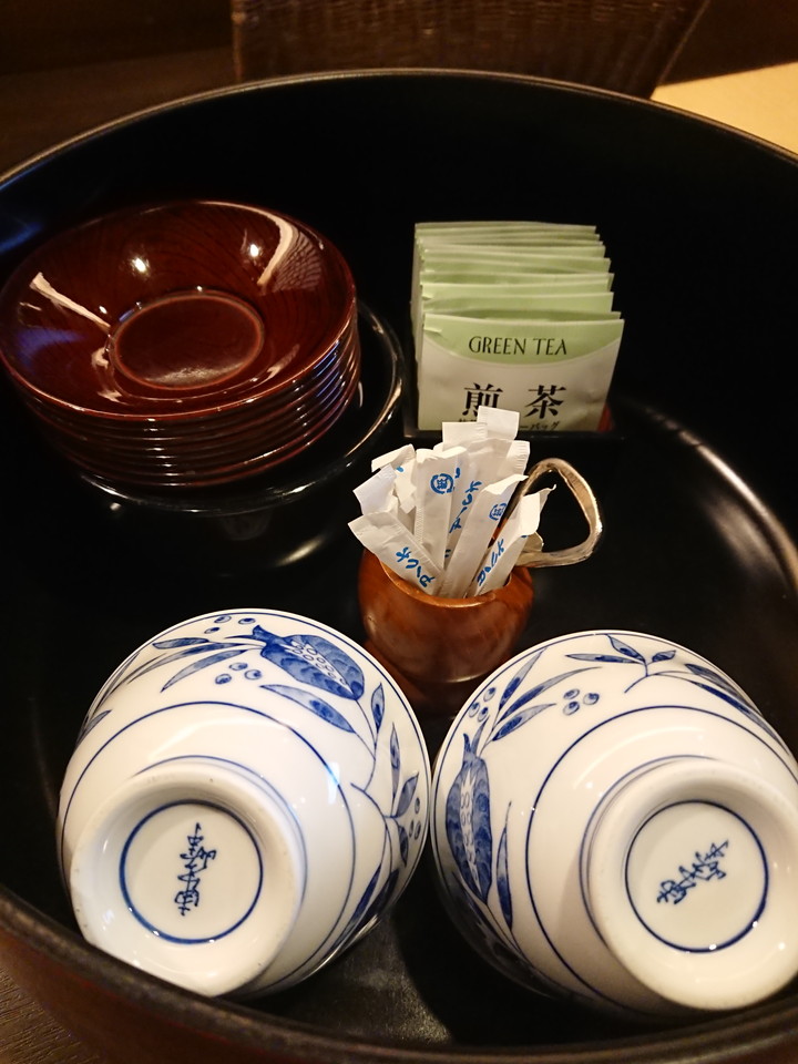 和室には茶櫃があり、煎茶が用意されていました