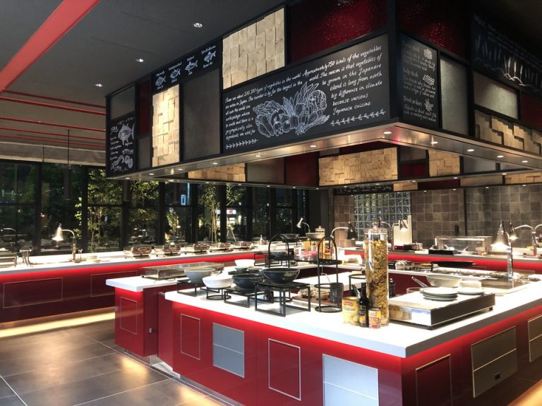 1F レストラン 夕食時(1)