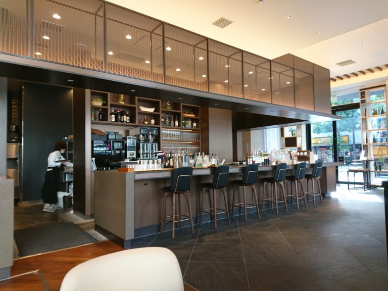 「HALOW」バーカウンター